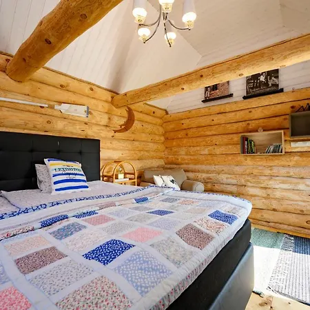 Сasa de vacaciones Log House With A Sauna And Hot Tub In Atla!